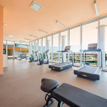 Waterfront Lux| Studio|a/c|parking|gym|wifi By Tilo Cenova